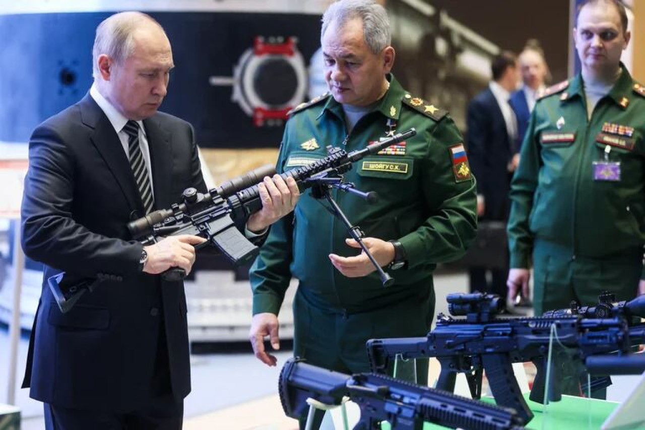 Vladimir Putin y el ministro de Defensa de Rusia, Serguéi Shoigú. Foto: REUTERS.